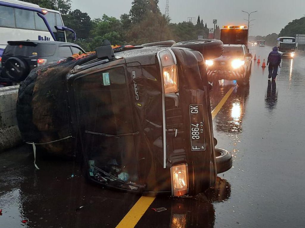 Pikap Terbalik Gegara Ditabrak Minibus di Tol Jagorawi Km 45 Pikap Terbalik Gegara Ditabrak Minibus di Tol Jagorawi Km 45