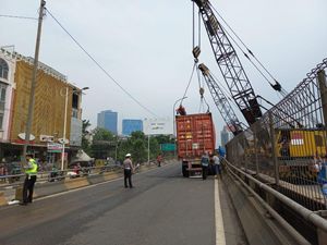 Truk Terguling di Jakbar Berhasil Dievakuasi, Lalin Mulai Lancar