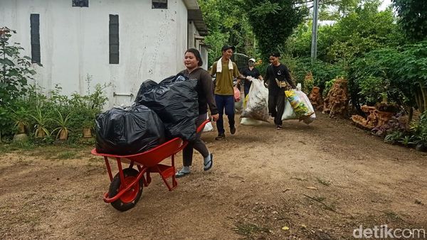 Warga Serangan Bali Ramai-ramai Tukar Sampah dengan Sembako