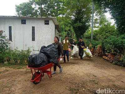 Warga Serangan Bali Ramai-ramai Tukar Sampah dengan Sembako