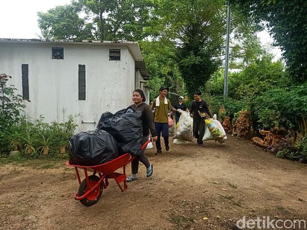 Warga Serangan Bali Ramai-ramai Tukar Sampah dengan Sembako