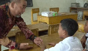 Tekad Guru Honorer Tertua dan Bergaji Minim di Sukabumi Tekad Guru Honorer Tertua dan Bergaji Minim di Sukabumi