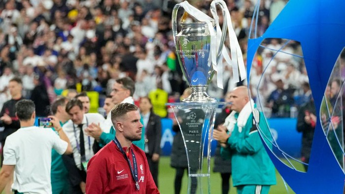 PARIS, FRANCE - MAY 28: Jordan Henderson of Liverpool FC looks dejected after the UEFA Champions League final match between Liverpool FC and Real Madrid at Stade de France on May 28, 2022 in Paris, France. (Photo by Alex Gottschalk/DeFodi Images via Getty Images)