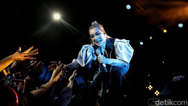 Aksi Reza Artamevia Meriahkan BNI Java Jazz Festival