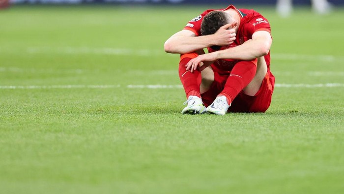 PARIS, FRANCE - MAY 28: A dejected Andrew Robertson of Liverpool during the UEFA Champions League final match between Liverpool FC and Real Madrid at Stade de France on May 28, 2022 in Paris, France. (Photo by Robbie Jay Barratt - AMA/Getty Images)