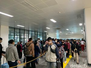 Antrean Penumpang di Stasiun Manggarai Mengular Siang Ini