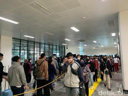 Antrean Penumpang di Stasiun Manggarai Mengular Siang Ini