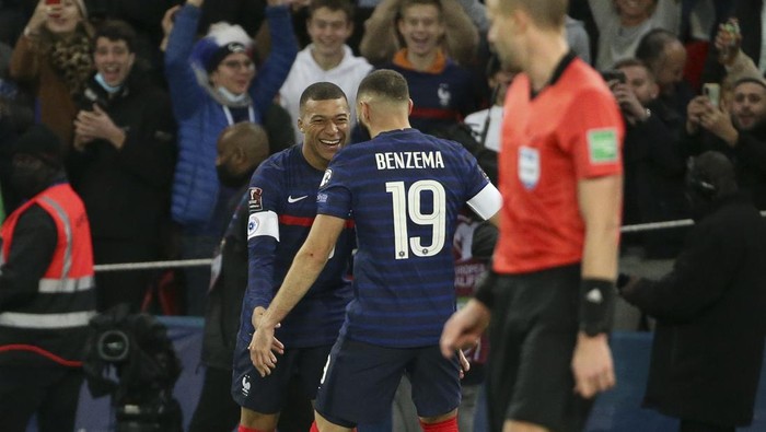 PARIS, FRANCE - NOVEMBER 13: Karim Benzema of France celebrates his second goal with Kylian Mbappe (left) during the 2022 FIFA World Cup Qualifier match between France and Kazakhstan at Parc des Princes on November 13, 2021 in Paris, France. (Photo by John Berry/Getty Images)