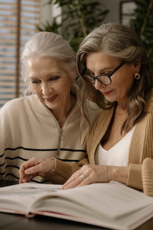 Bertemu Teman/foto: pexels.com/cottonbro Ikuti kegiatan sosial serta bangun relasi dengan lingkungan