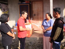 Bupati Klungkung Serahkan Bantuan untuk Korban Kebakaran di Desa Selat