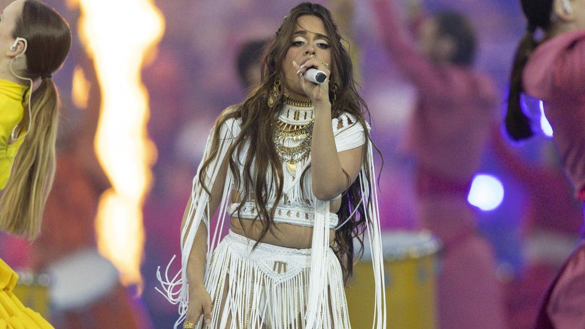 Camila Cabello saat manggung di Stade de France jelang kick off final Liga Champions. (Foto: /DeFodi Images via Getty Images)