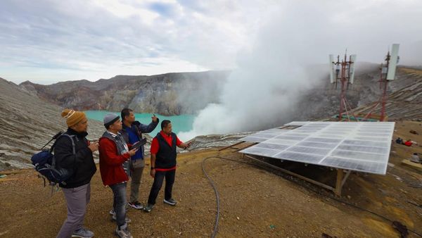 Canggih! Cuma Sinyal Ini yang Ada di Puncak Kawah Ijen