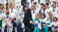 Total, UEFA.com menyebut sudah enam kali Carlo Ancelotti bersanding dengan si Telinga Besar alias jadi juara Liga Champions: dua kali sebagai pemain dan empat kali setelah melatih. Foto: Getty Images/Alex Livesey - Danehouse