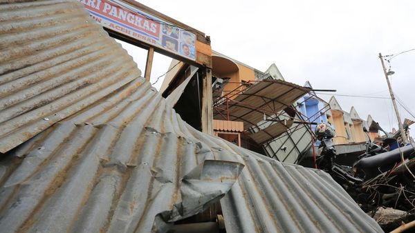Dihantam Angin Kencang, Atap Rumah Rusak-Pohon Tumbang di Aceh