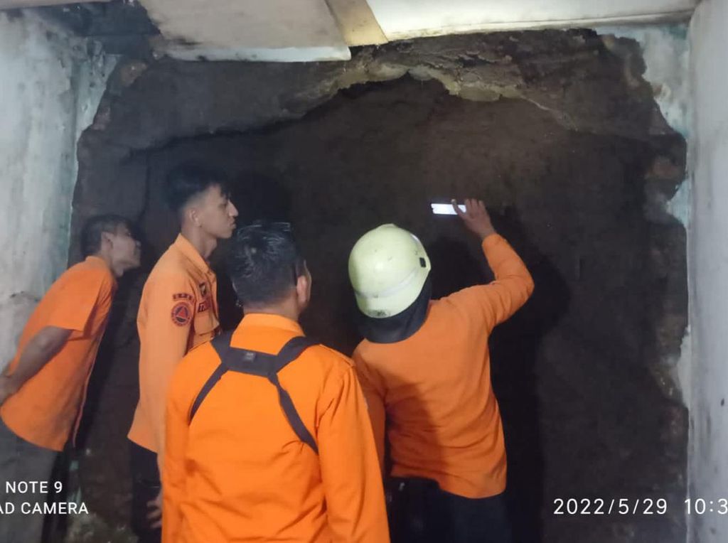 Pasutri di Bogor Luka Akibat Tertimpa Material Dinding Rumah Jebol