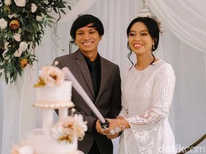 Viral Pasangan Menikah Tema Star Wars, Potong Kue Pakai Lightsaber