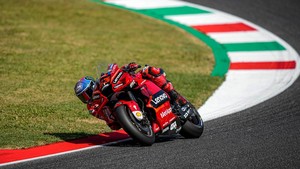 Saat Yamaha YZR-M1 Quartararo Dipecundangi Desmosedici Bagnaia di Trek Lurus