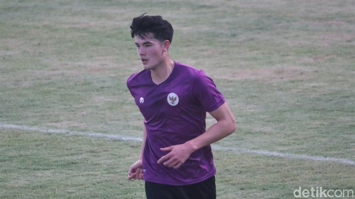Intip Latihan Timnas Indonesia Jelang Bertanding Lawan Bangladesh Timnas Indonesia akan berlaga untuk melakoni FIFA Match Day melawan Bangladesh. Sebelum laga digelar, skuat asuhan Shin Tae-Yong berlatih di Bandung.