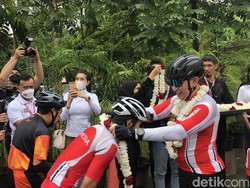 Momen Kapolri-Atlet Sepeda SEA Gowes Bareng di Parade Kemenangan