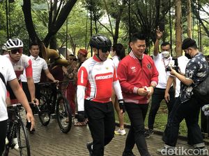 Kapolri Gowes Bareng Atlet Sepeda SEA Games di Senayan Kapolri Gowes Bareng Atlet Sepeda SEA Games di Senayan