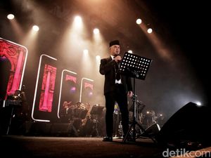 Ups! Ahmad Dhani Lupa Lirik saat Kolaborasi dengan Ron King Big Band Ups! Ahmad Dhani Lupa Lirik saat Kolaborasi dengan Ron King Big Band