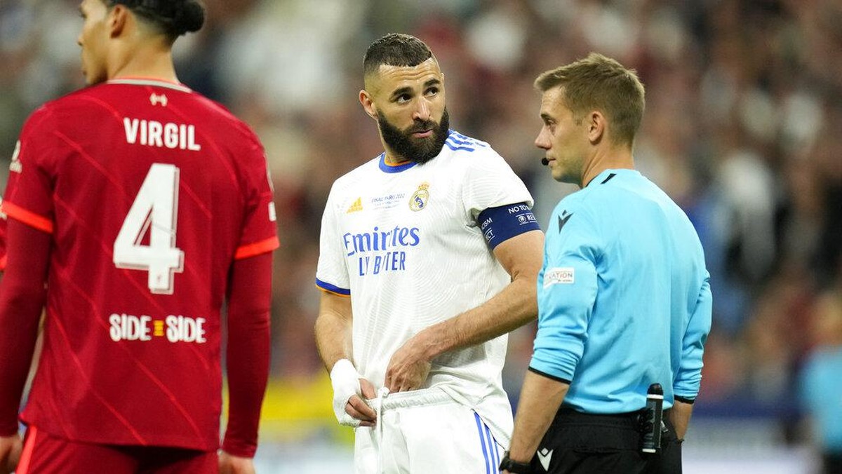 Karim Benzema menunggu keputusan VAR atas golnya yang kemudian dianulir. Foto: AP/Manu Fernandez