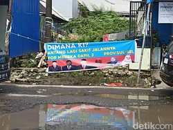 Terpampang Foto 6 Legislator Sulsel di Atas Kubangan Jalan Antang Raya