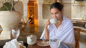 Momen Laksmi De Neefe Suadarna Puteri Indonesia 2022 Makan Burger dan Ngopi