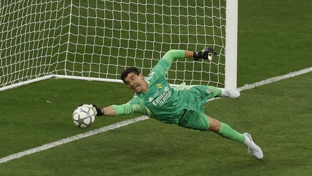 Soccer Football - Champions League Final - Liverpool v Real Madrid - Stade de France, Saint-Denis near Paris, France - May 28, 2022  Real Madrid's Thibaut Courtois in action REUTERS/Gonzalo Fuentes