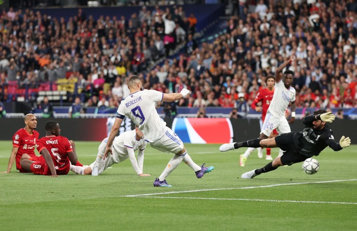 PARIS, FRANCE - MAY 28: Karim Benzema of Real Madrid scores a goal which was later disallowed by VAR for offside during the UEFA Champions League selesai match between Liverpool FC and Real Madrid at Stade de France on May 28, 2022 in Paris, France. (Photo by Julian Finney/Getty Images)