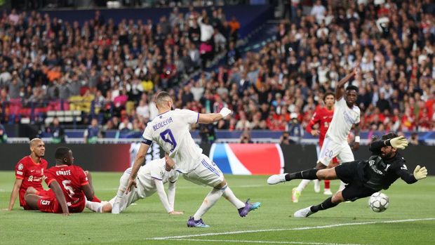 PARIS, FRANCE - MAY 28: Karim Benzema of Real Madrid scores a goal which was later disallowed by VAR for offside during the UEFA Champions League final match between Liverpool FC and Real Madrid at Stade de France on May 28, 2022 in Paris, France. (Photo by Julian Finney/Getty Images)