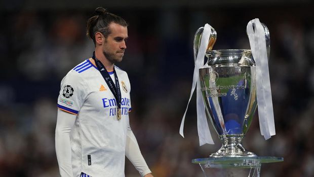 Soccer Football - Champions League Final - Liverpool v Real Madrid - Stade de France, Saint-Denis near Paris, France - May 28, 2022 Real Madrid's Gareth Bale walks past the trophy after winning the Champions League REUTERS/Lee Smith