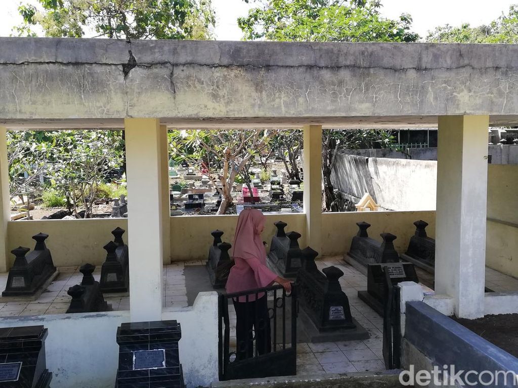 Mengunjungi Makam Para Pendiri Srimulat di Bonoloyo, Teguh dan RA Srimoelat