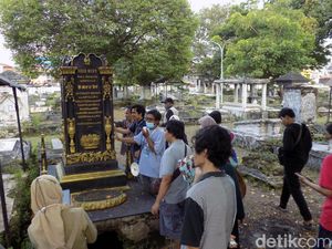 Saat Para Tunanetra Sinau Sejarah di Makam Peneleh Surabaya Saat Para Tunanetra Sinau Sejarah di Makam Peneleh Surabaya