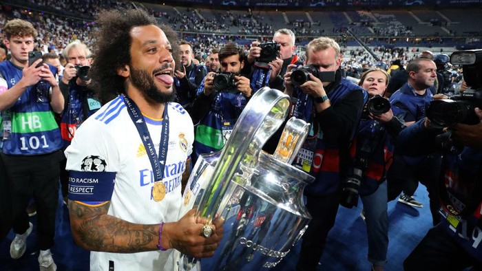 PARIS, FRANCE - MAY 28: Marcelo of Real Madrid holds the UEFA Champions League trophy during the UEFA Champions League final match between Liverpool FC and Real Madrid at Stade de France on May 28, 2022 in Paris, France. (Photo by Alex Livesey - Danehouse/Getty Images)