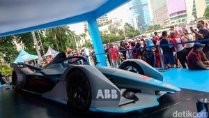 Mejeng di Bundaran HI, Replika Mobil Formula E Diserbu Warga
