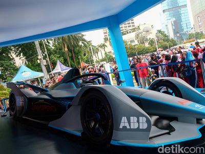 Mejeng di Bundaran HI, Replika Mobil Formula E Diserbu Warga