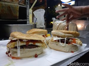 Mencicipi Burger Viral di Makassar, Harga Murah Tapi Kaya Rasa