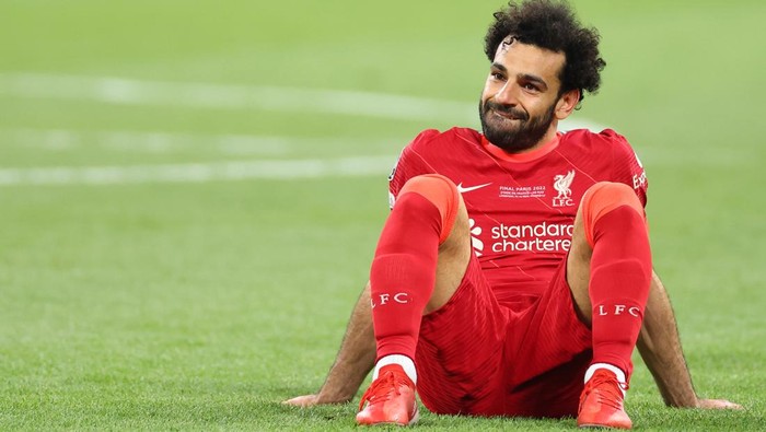 PARIS, FRANCE - MAY 28: Mohamed Salah of Liverpool dejected at full time of the UEFA Champions League final match between Liverpool FC and Real Madrid at Stade de France on May 28, 2022 in Paris, France. (Photo by Robbie Jay Barratt - AMA/Getty Images)