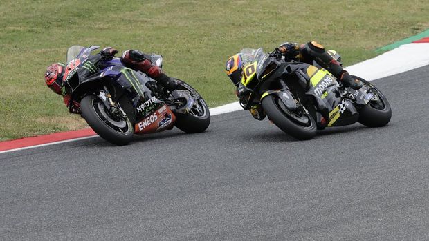 MotoGP - Italian Grand Prix - Mugello Circuit, Scarperia e San Piero, Italy - May 29, 2022 Monster Energy Yamaha MotoGP's Fabio Quartararo and Mooney VR46 Racing Team's Luca Marini in action during the race REUTERS/Ciro De Luca