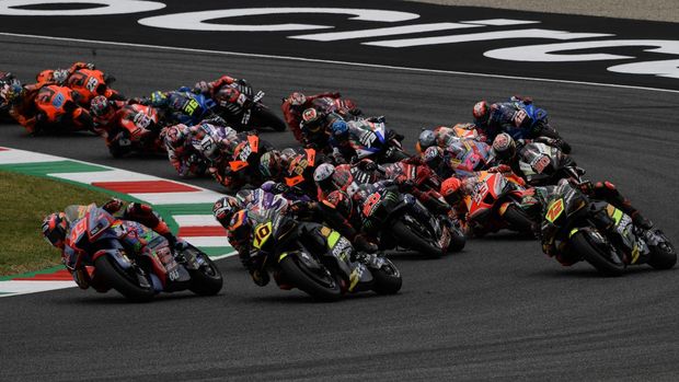 Gresini Racing Ducati's Italian rider Fabio Di Giannantonio (49), Mooney VR46 Racing Ducati's Italian rider Luca Marini (10), Monster Energy Yamaha's French rider Fabio Quartararo (20), Mooney VR46 Italian rider Marco Bezzecchi (72) and fellow riders take the start of the Italian Moto GP Grand Prix at the Mugello race track, Tuscany, on May 29, 2022. (Photo by Filippo MONTEFORTE / AFP)