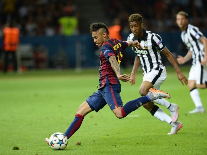 Neymar (L) of FC Barcelona scores his side's third goal next to Kingsley Coman (C) of Juventus during the UEFA Champions League final soccer match between Juventus FC and FC Barcelona at Olympiastadion in Berlin, Germany, 06 June 2015. Photo: Andreas Gebert/dpa | usage worldwide   (Photo by Andreas Gebert/picture alliance via Getty Images)