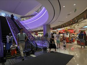 Pembatasan COVID-19 Dilonggarkan, Mal di Beijing Kembali Dibuka