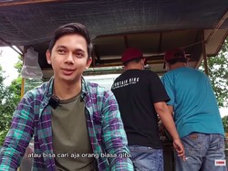 Salut! Pria Tampan Ini tak Gengsi Jualan Gorengan di Kaki Lima