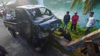 Potret Evakuasi Mobil Masuk Laut di Sumatera Barat