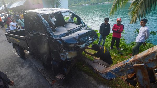 Potret Evakuasi Mobil Masuk Laut di Sumatera Barat
