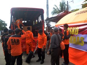 4 Korban KM Ladang Pertiwi Tenggelam di Selat Makassar Dievakuasi ke Kalsel 4 Korban KM Ladang Pertiwi Tenggelam di Selat Makassar Dievakuasi ke Kalsel