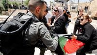 Potret Warga Palestina Bentrok dengan Polisi Israel di Yerusalem