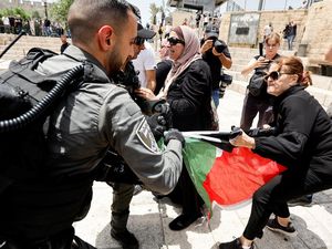 Potret Warga Palestina Bentrok dengan Polisi Israel di Yerusalem