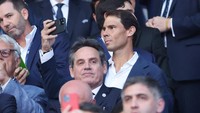 Rafael Nadal sedang bertanding di French Open, namun di sela-sela kesibukannya masih sempat hadir mendukung Real Madrid. Foto: Getty Images/John Berry